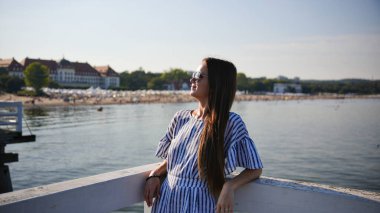 Polonya, Sopot 'ta deniz kenarında gezinen bir kadın.