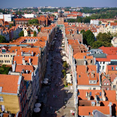 Tarihi Gdansk çatıları ve işlek eski şehir caddelerinin üst manzarası