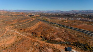 Mesquite USA yakınlarında evleri ve tepeleri olan kırmızı çölde dolambaçlı bir yol.