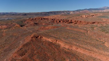 Mesquite Nevada yakınlarındaki çöl tepeleri ve aşınmış kumtaşı manzarası