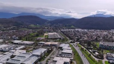 Grenoble sanayi bölgesinin geniş panoramik drone görüntüsü demiryolu ve otoyollarıyla