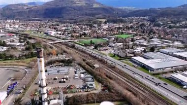 Grenoble 'ın geniş panoramik görüntüsü... yerleşim sanayi bölgeleri demiryolları ve dağlarla...