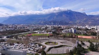 Grenoble Sanayi Bölgesi 'nin yamaç taşıma altyapısı ve Alp dağları ile hava aracı üstgeçidi.