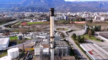 Grenoble sanayi bölgesinin hava aracı üstgeçidi. Elektrik santralleri lojistik ve Alp dağları var.