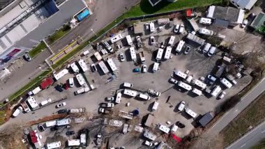 Karavan yollu ve endüstriyel binalı karavan parkının insansız hava aracı görüntüsü