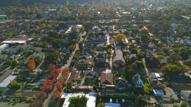 Santa Barbara yerleşim alanlarının, palmiye ağaçlarının ve sonbahar yapraklarının sabah uçakla çekilmiş görüntüleri.