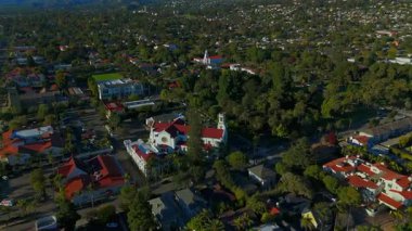 Tarihi Meryem Ana Kilisesi 'nin ve Santa Barbara' daki İspanyol mimarisinin insansız hava aracı görüntüleri.