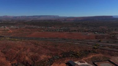 Mesquite Nevada yakınlarındaki otoyol kavşağı ve genişleyen banliyö alanı. Kızıl çöl manzaralı inşaat alanı ve açık mavi gökyüzü altında uzak mesafelere sahip.