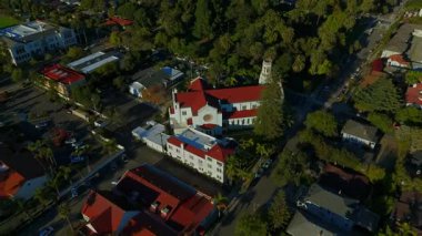 Santa Barbara 'daki Santa Ynez Dağları ve beyaz kilise kulesinin insansız hava aracı görüntüleri.