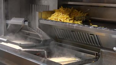 Sokak mutfağındaki profesyonel fritözde patates kızartması.