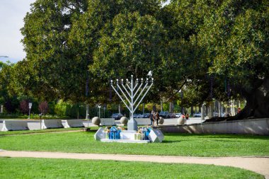 Beverly Hills, Los Angeles, Kaliforniya 'daki bir kamu parkındaki Menorah anıtı 27 Kasım 2025