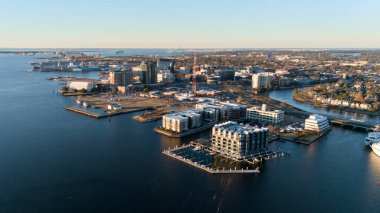 Norfolk Virginia 'nın insansız hava aracı fotoğrafı geniş rıhtım koyunu ve şehir binalarını gösteriyor.