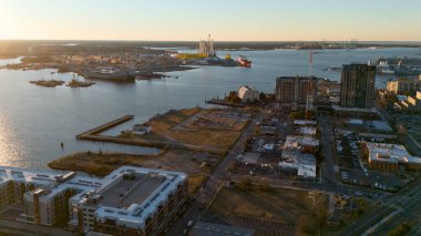 Norfolk Virginia liman bölgesinin insansız hava aracı fotoğrafı.