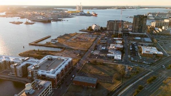 Norfolk Virginia 'nın liman bölgesi binaları ve kıyı şeridini gösteren İHA görüntüsü