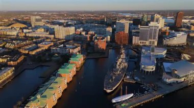 USS Wisconsin savaş gemisi ve Norfolk Virginia şehir merkezindeki liman binaları 12 Ocak 2026 'da yukarıdan sadece editoryal kullanım