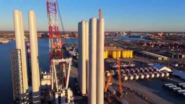 Yükselen gemi ve vinçlerle rüzgar türbini bileşenlerinin iskele tarafı görünümü