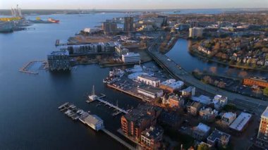 Kentsel binalar ve deniz manzaralı Norfolk Virginia nehir kenarı karayolu manzarası