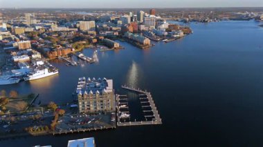 Norfolk şehir merkezinin liman manzarası ve Elizabeth Nehri 'nin ufuk çizgisi sakin yansımalarıyla.