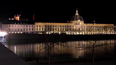 Lyon 'daki Hotel Dieu' nun gece görüşü Rhone Nehri yansımaları ve canlı şehir ışıklarıyla