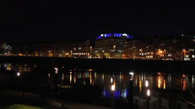 Lyon nehir kenarının panoramik gece manzarası Fransa 'da köprü ve sakin nehir yansımaları ile