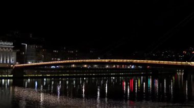 Palais de Justice ve Fourviere 'in Lyon Fransa' daki Saone nehri üzerindeki panoramik gece manzarası