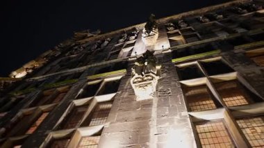 Geceleyin ışıklar açıkken tarihi binanın alçak açılı görüntüsü