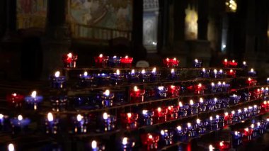 3 Mart 2025 Fourviere Bazilika Kilisesi 'nde Lyon mumları