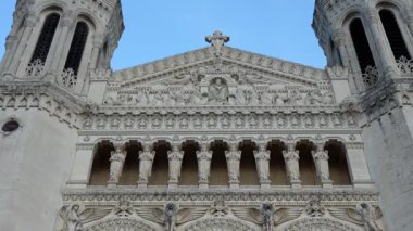 Lyon France 'ta heykeltraş edilmiş bazilika kemerlerini ve mimari ayrıntıları kapatın.