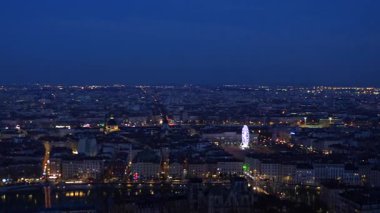 Yansımaları ve modern kuleleri olan Lyon 'un gece manzarası