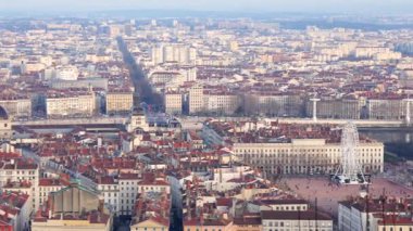 Akşam ışığında kuleleri olan Lyon 'un çatıları ve ufuk çizgisi