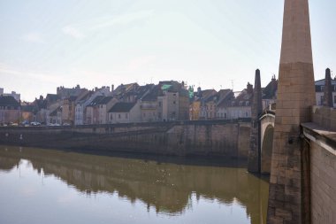 Rıhtım evleri ve yumuşak ışıklı taş köprü Chalon sur Saone