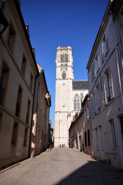 Fransa 'nın Chalon sur Saone şehrinde güneşli bir günde katedral kulesine doğru dar tarihi bir sokağa bakıyorum. Mavi gökyüzü ve eski taş mimarisi