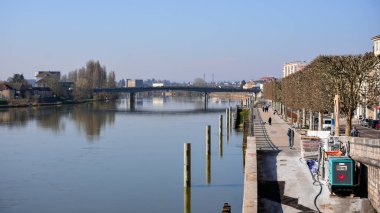 Huzurlu nehir manzarası yansımaları ve ağaçlarıyla Chalon sur Saone