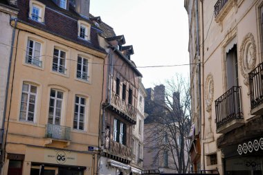 Tarihsel taş binalar ve geleneksel mimari Chalon sur Saone France 'ın dar bir caddesinde sadece editoryal kullanım