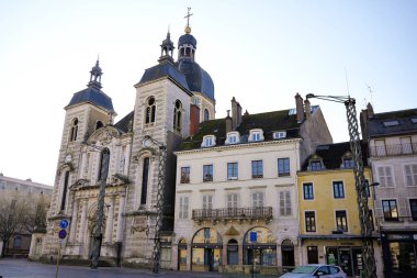 Chalon sur Saone şehir merkezinde tarihi kilise ve klasik Fransız binalarının panoramik manzarası