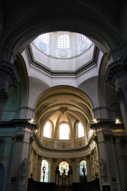Kilise kubbesi ve sunağı boyalı cam pencereli Chalon sur Saone