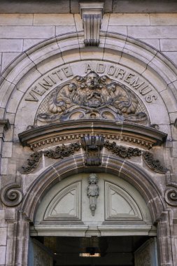 Chalon sur Saone Fransa 'da kemer ve heykel ile süslü taş kilise girişi