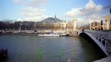 Alexandre III. Pont yakınlarındaki Seine Nehri 'nde tekne ve heykeller süslenmişti.