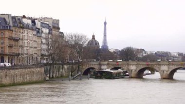 Paris Köprüsü ve uzak Eyfel Kulesi ile Seine Nehri 'nin geniş manzarası