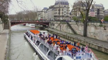 Bulutlu bir günde Paris 'te Seine Nehri' nde turistik tekne gezintisi