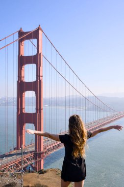 San Francisco 'nun ünlü manzarasının tadını çıkaran bir kız.