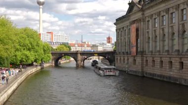 Kanal manzaralı taş köprü müzesi ve tur teknesi Berlin 24 Mayıs 2025 Editoryal kullanım sadece
