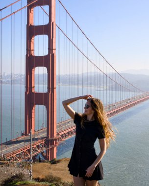 San Francisco 'nun ünlü simgesinde duran kendinden emin genç turist.