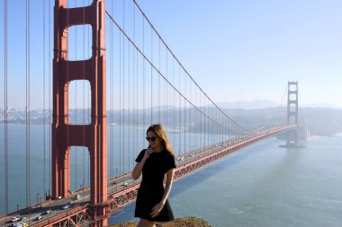 San Francisco simgelerinden poz veren zarif bayan gezgin.