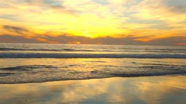 Santa Monica sahilinde dalgalarla Pasifik Okyanusu üzerinde altın gün batımı