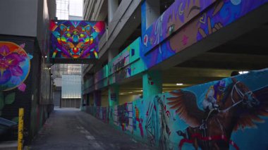 Park yeri duvarındaki renkli sokak resimleri Charlotte North Carolina ABD 6 Şubat 2026 Editoryal kullanım