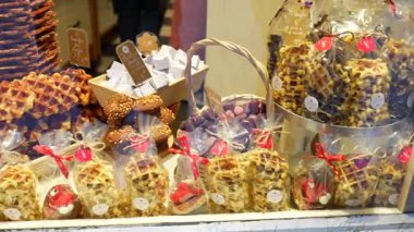 11 Şubat 2025 'te sergilenen waffle ve şekerli pastane vitrininde sadece Liege Belçika editör kullanımı