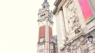 Lille Fransa 'da Grand Place Meydanı tarihi binalar, kafeler ve yayalar manzaralı opera de Lille' in yanındaki basamaklarda oturan insanlar