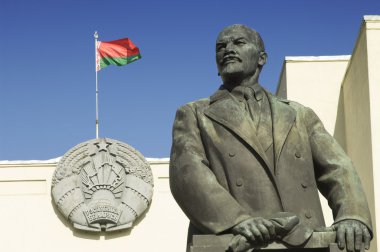 Lenin heykeli ve Beyaz Rusya bayrağı