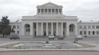 Cityscape ve binaların bir arka plan üzerinde kız gider